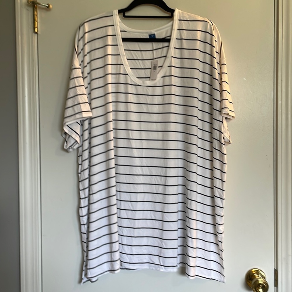Old Navy Tee -black & white stripes